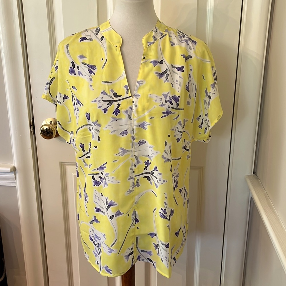 cabi #5213 Women’s Yellow Floral Print Short Sleeve Split Neck Blouse Medium